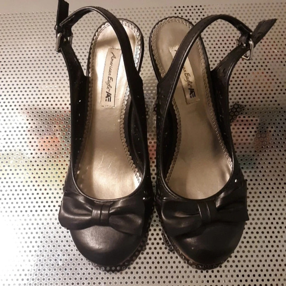 American Eagle By Payless Black Faux Leather Wedges with Bow in Size 7 W - Picture 1 of 6